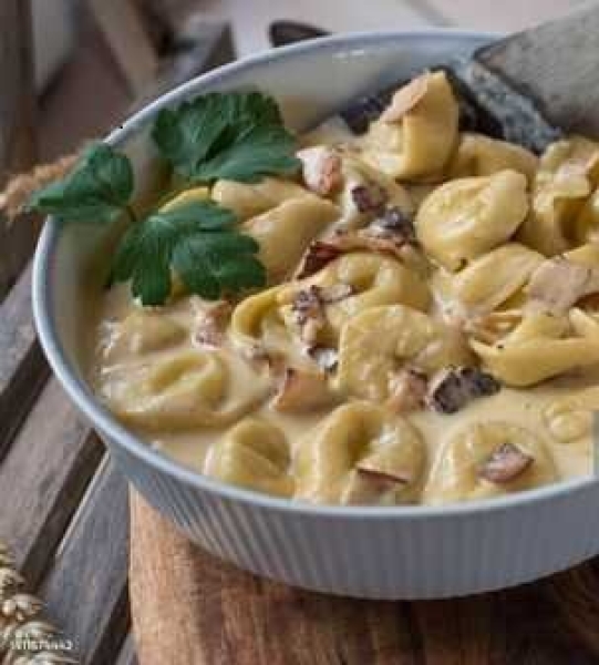 Tortellini mit Schinken-Sahne-Soße Tortellini mit Schinken-Sahne-Soße